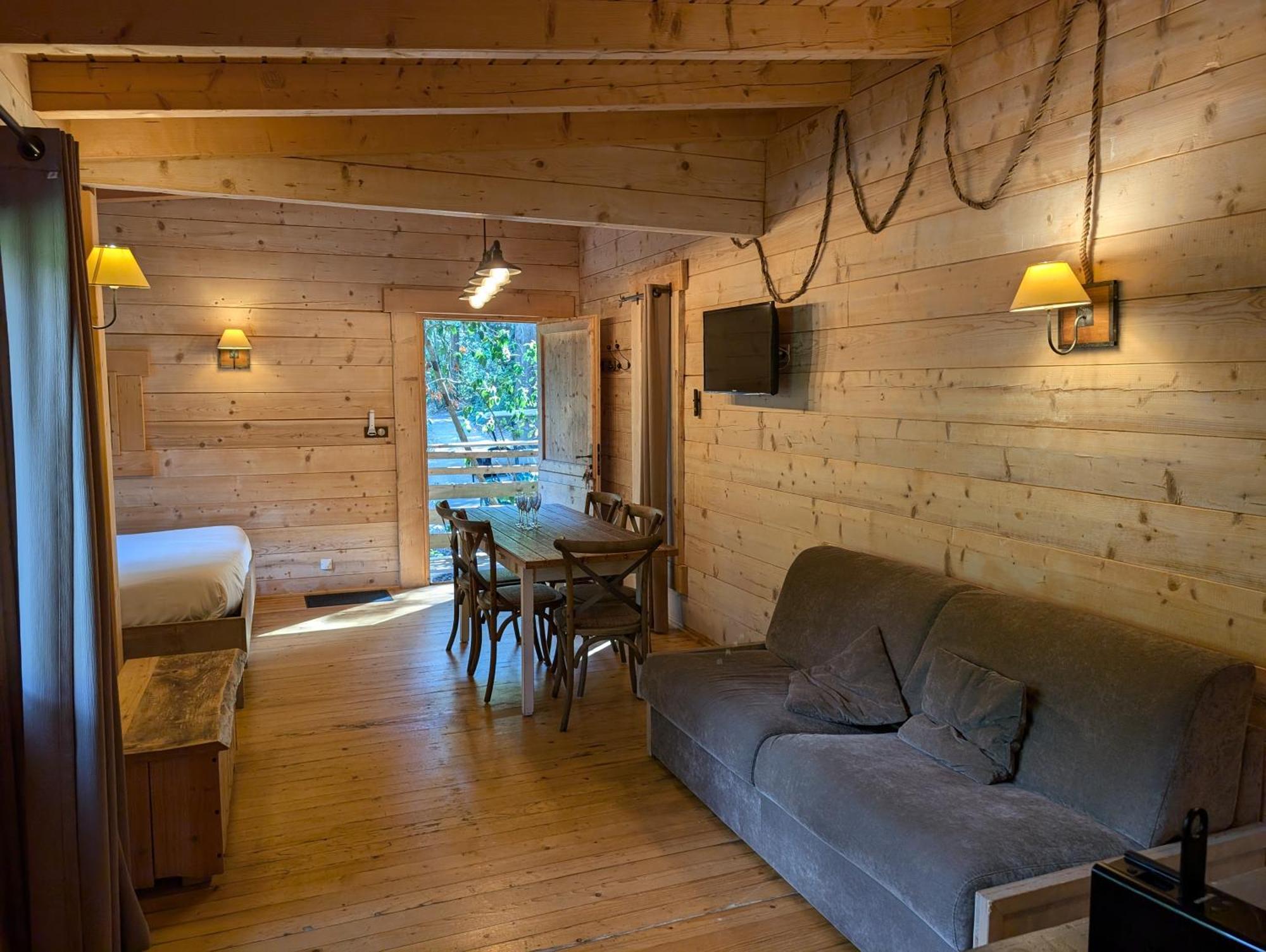 Les Cabanes Dans Les Bois Logis Hotel Villedubert Экстерьер фото